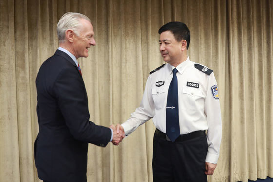 公安部常务副部长王小洪会见联合国副秘书长德雷南