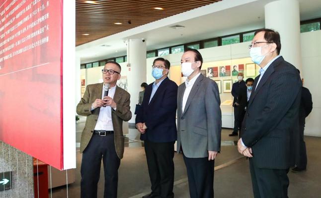 北京大学与新华社签署战略合作协议