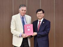 荣获2023年中国国际科学技术合作奖的诺奖得主巴里·马歇尔教授受聘深圳大学讲席教授